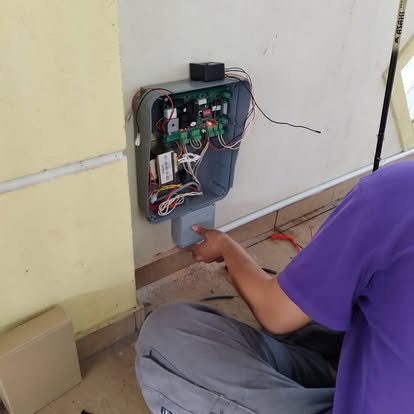 Auto-gate motor and controller wiring