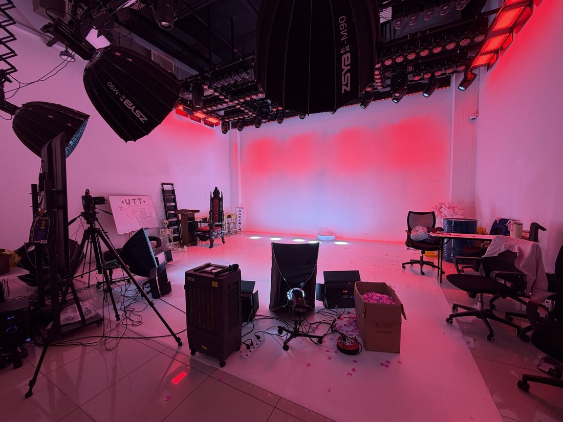 IDB LIVE — cyclorama live studio floor