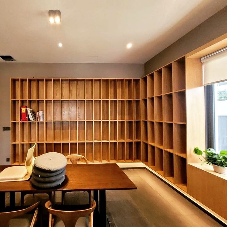 SPACE FIX DESIGN — reading area with custom shelving