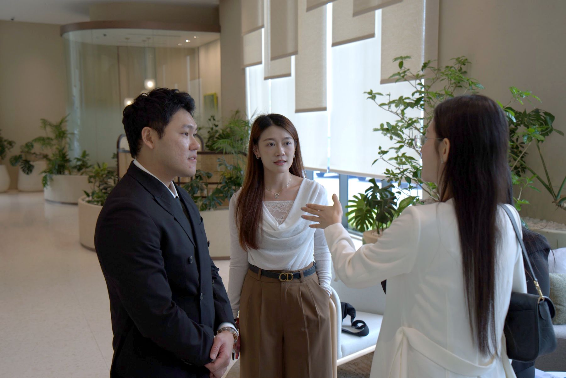 合作伙伴在 OCBC 贵宾中心交流 · Networking in the OCBC lounge