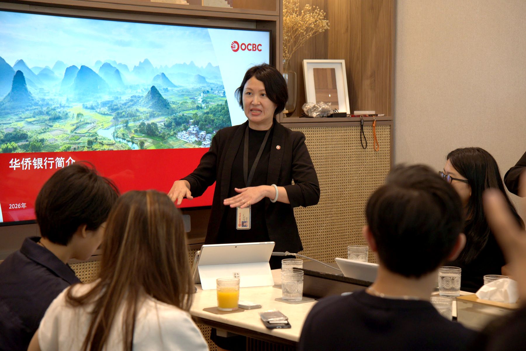 OCBC 代表介绍华侨银行 · OCBC introduction