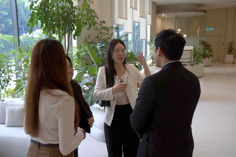 贵宾中心大堂，嘉宾陆续抵达 · Guests arriving in the OCBC lounge