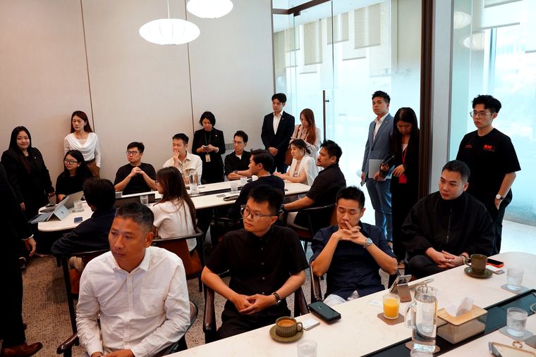 座无虚席的会场 · A full room
