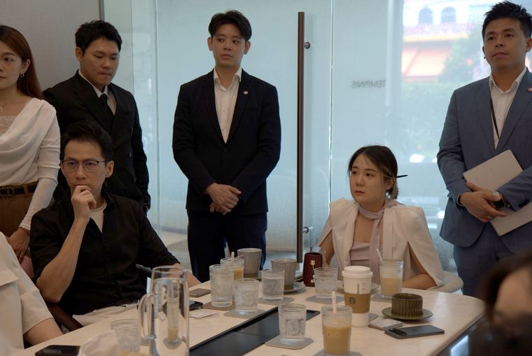 伙伴们认真聆听 · Partners listening in