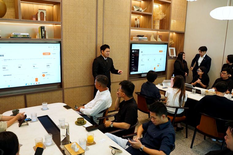 现场登录系统演示客户进度 · Live demo of the client portal