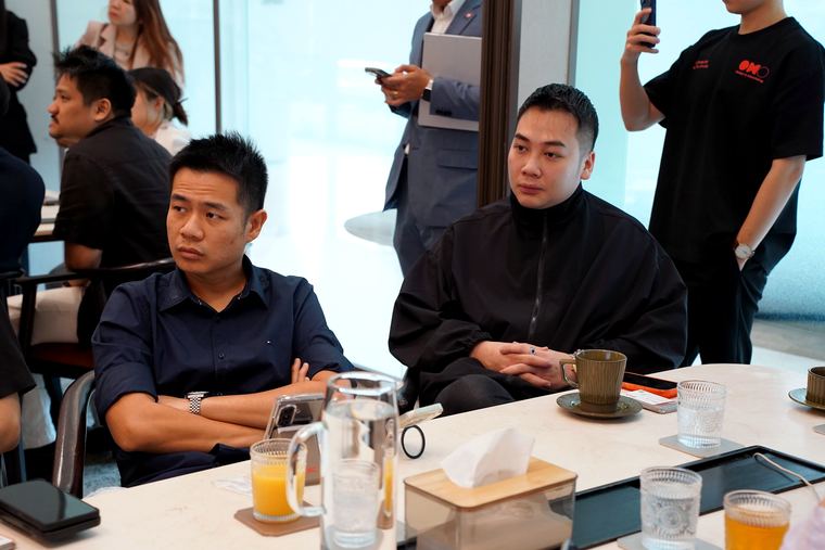 专注的听众 · An attentive audience