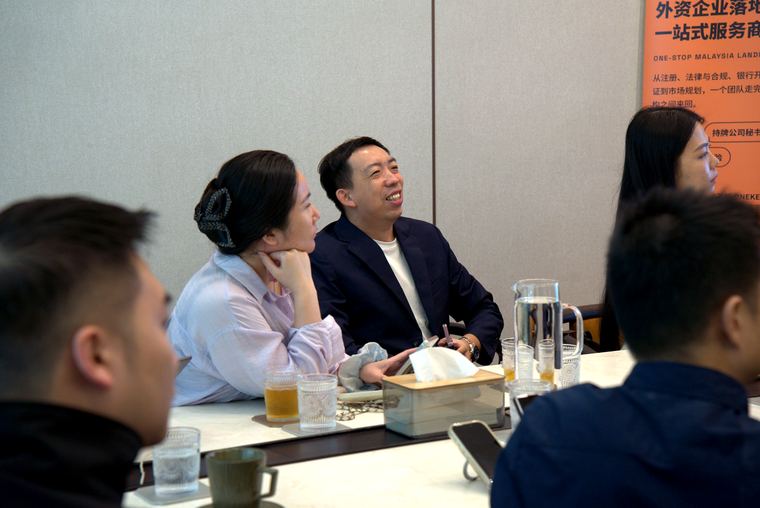 轻松愉快的交流氛围 · A relaxed, friendly atmosphere