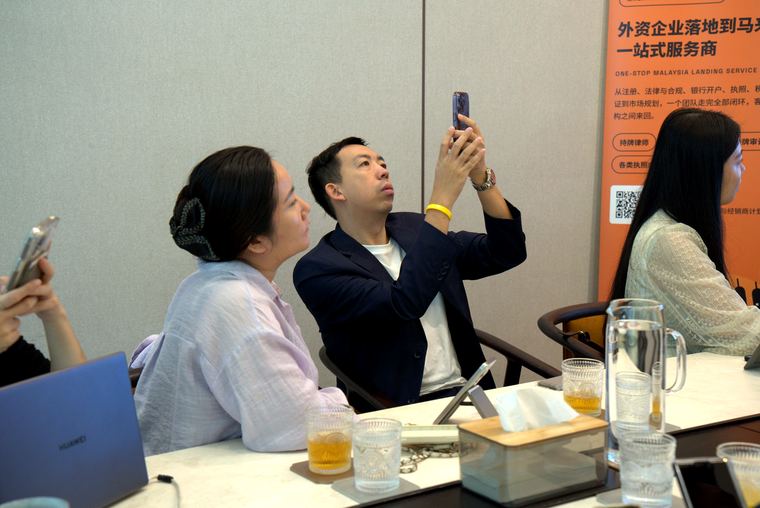 嘉宾拍下重点内容 · Guests capturing the key slides