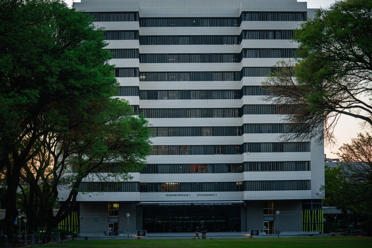 校园中一栋玻璃幕墙的现代大学建筑